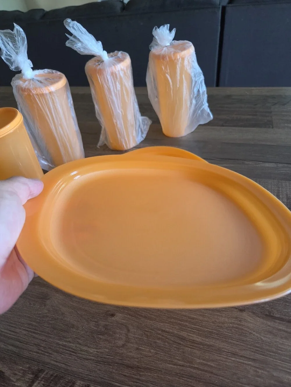 Tupperware Reheatable Luncheon Plates Set of 4 in Orange With 4 16onz Cups W Lid